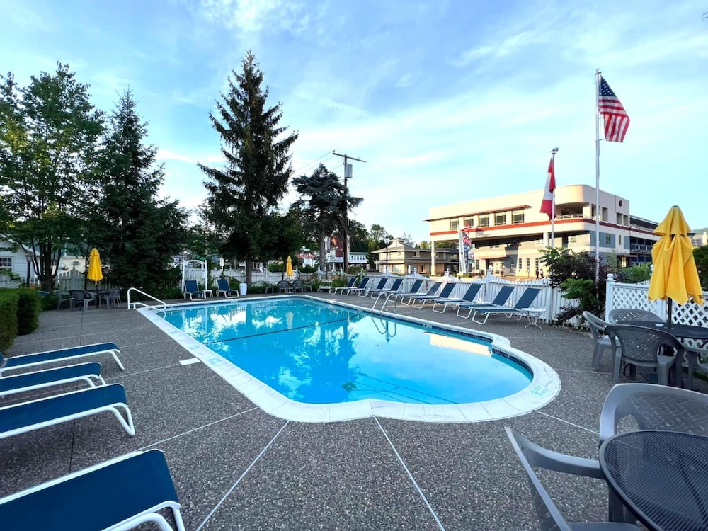Admiral Motel 58/64