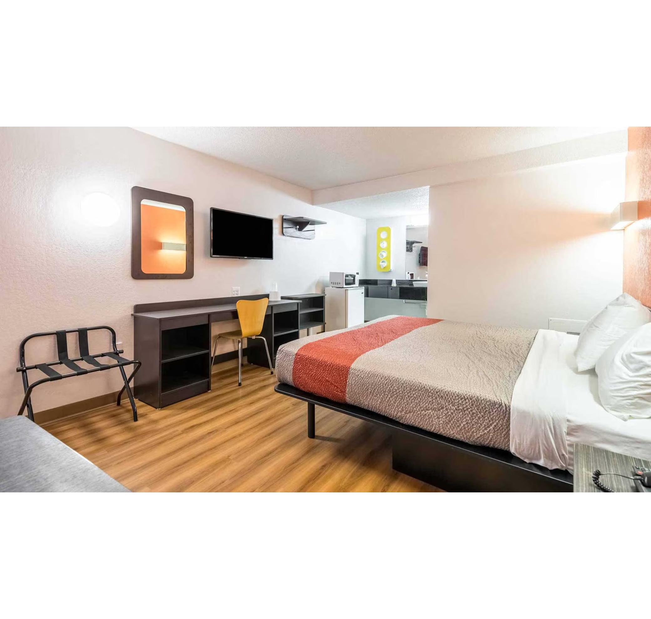 1 King Bed - Mobil Access Tub Nsmk Micfridg