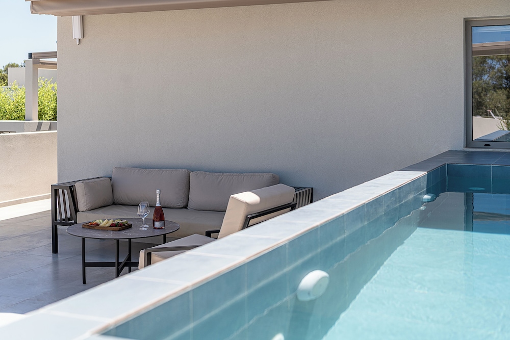 Inea Hotel and Suites 62/78