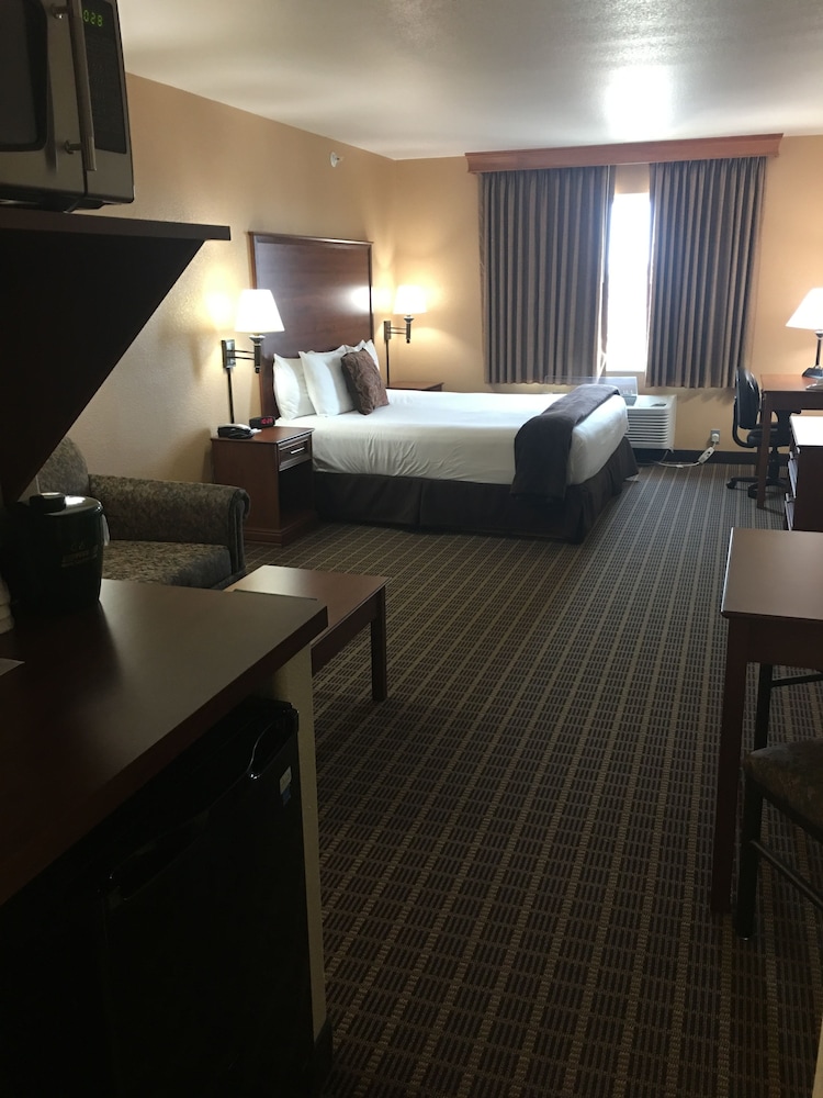 Expressway Suites Fargo 8/25