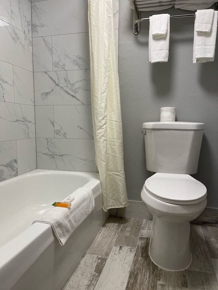 AmericInn by Wyndham Ladysmith 21/25