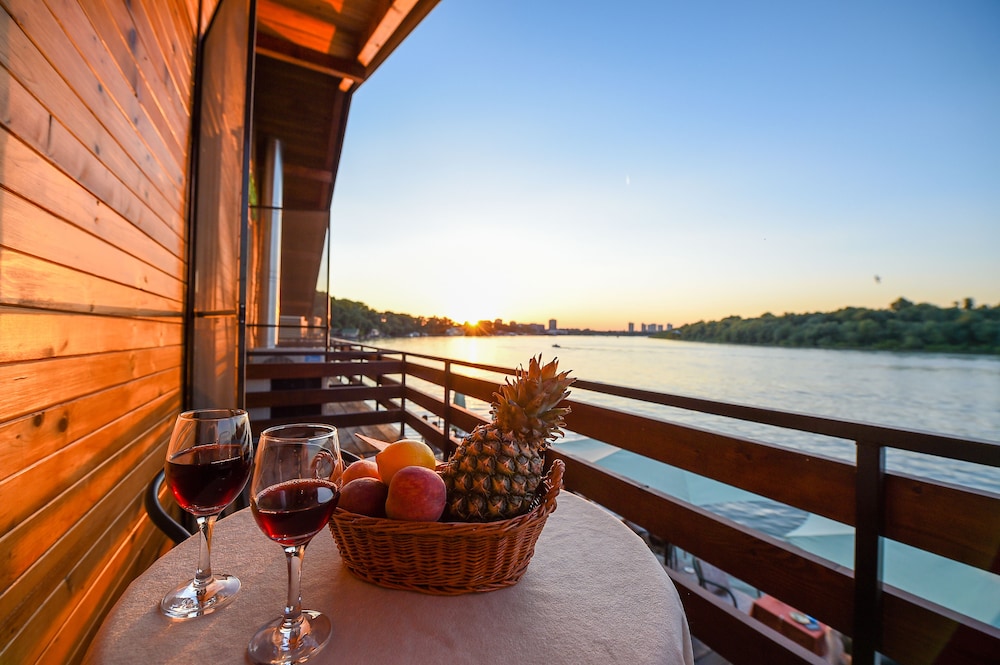 San Art Floating Hostel&Apartments 11/28