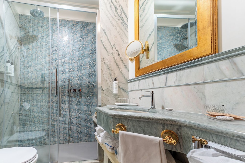 غرفة ثلاثية بسرير مزدوج مع أريكة، Art Hotel Orologio 6/6