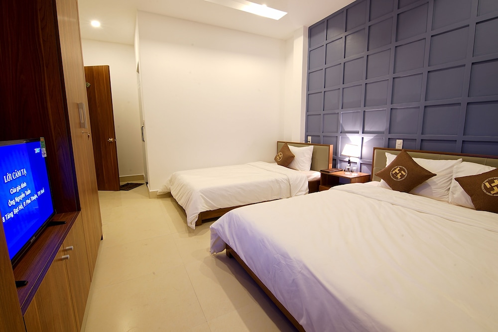 Poetic Hue Hotel 24/50
