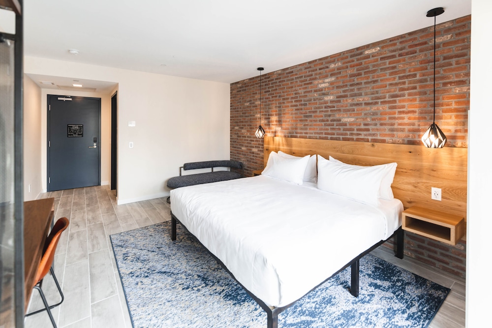 DELUXE, KING BED