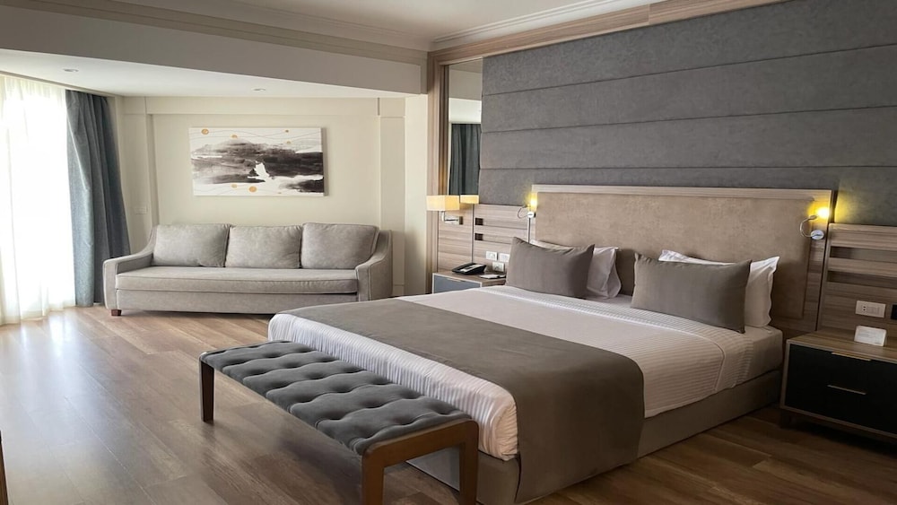 Swim Up, Junior Suite, King Bed, 2 Sofa