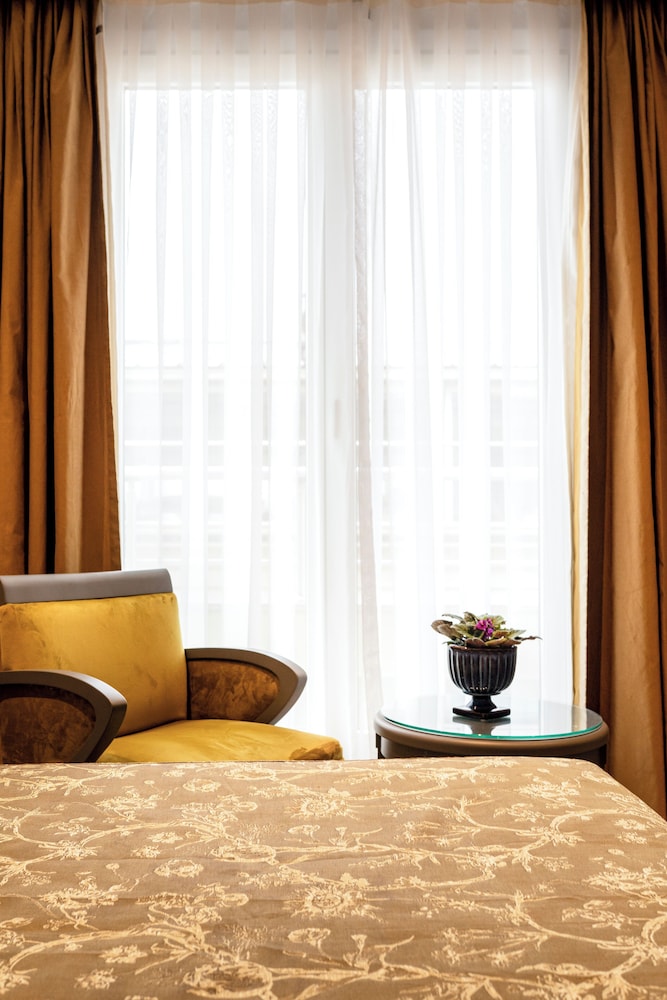 Oran Hotel 7/62