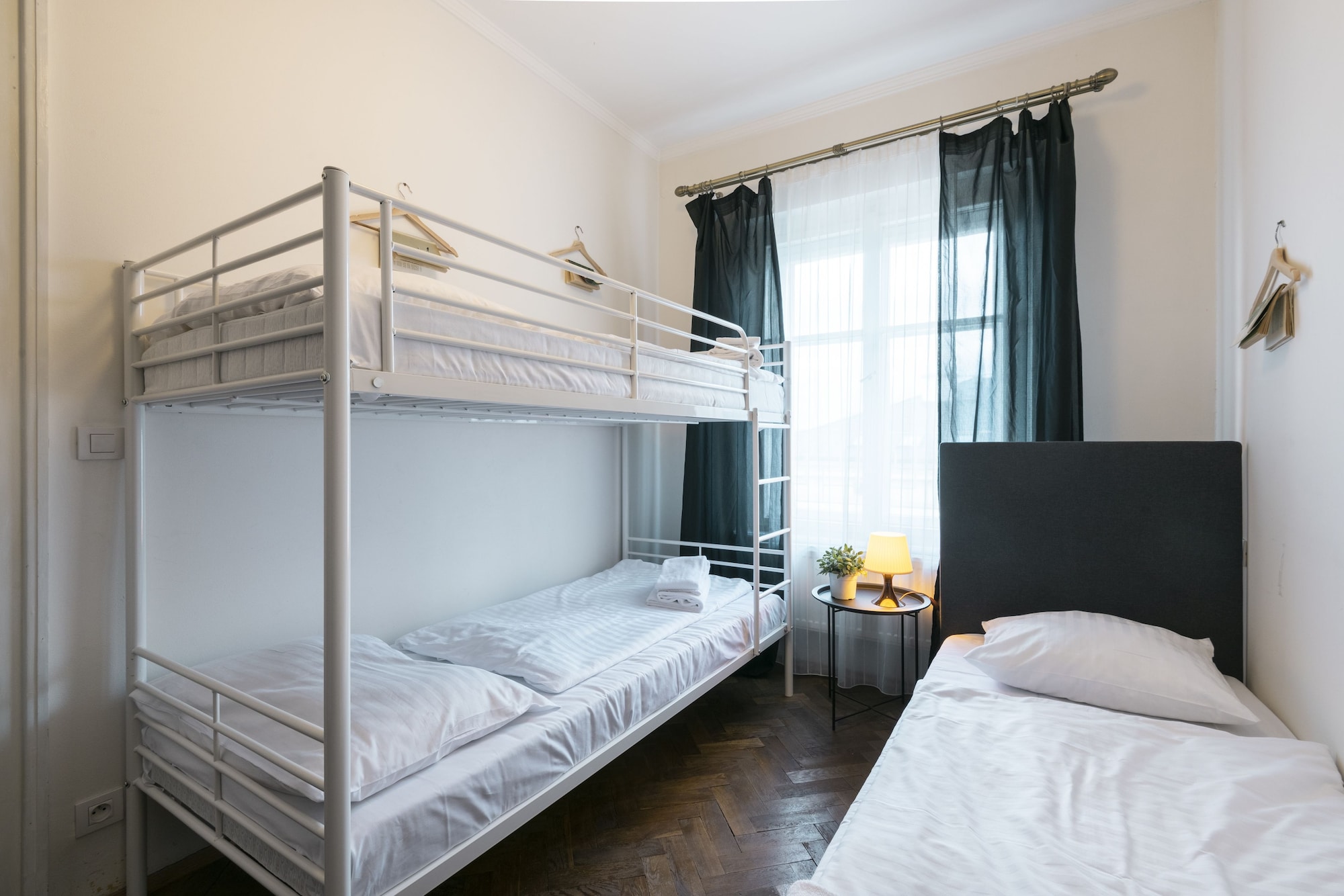 شقة متصلة بأسرّة بطابقين وثلاثة أسرّة بغرفتي نوم، Hybernska Apartments 6/10