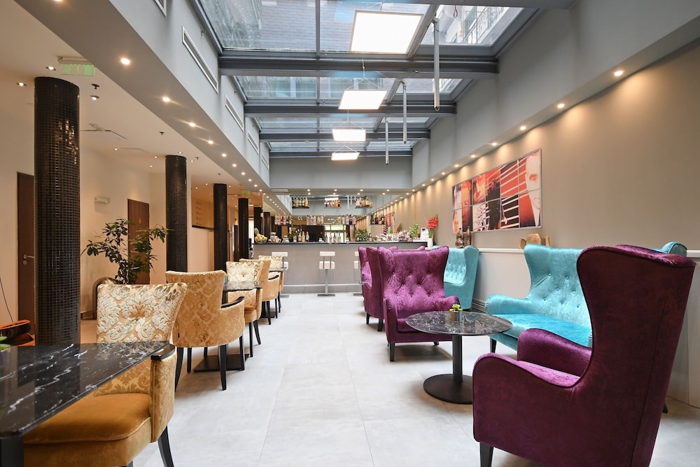 Honest Budapest by Chic & Basic 62/81