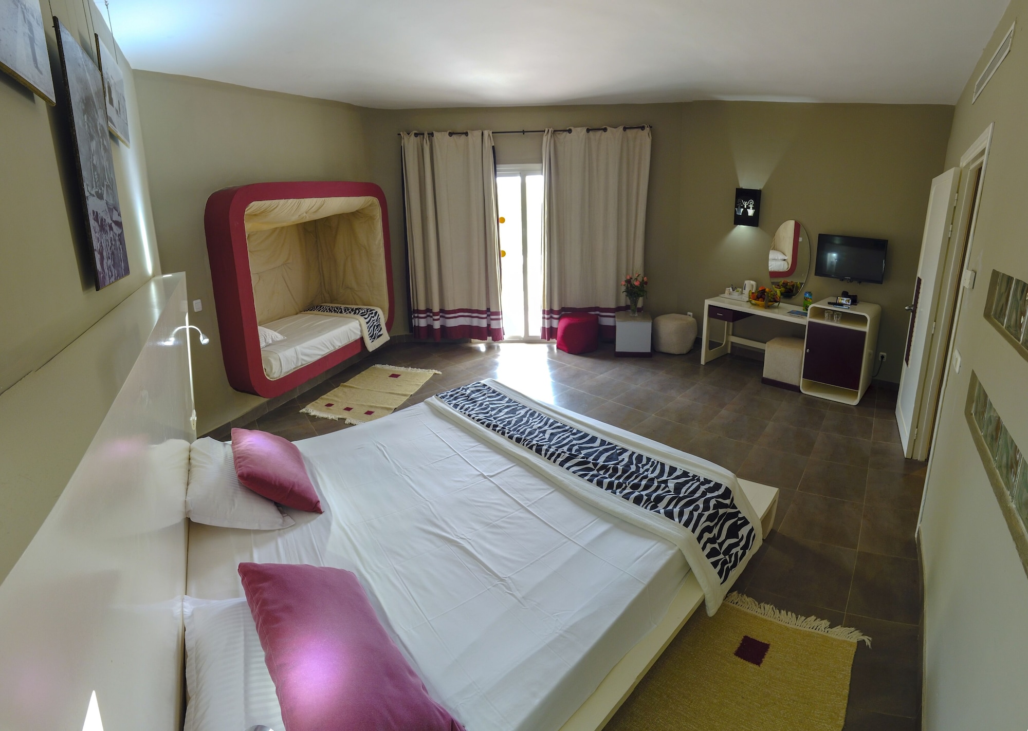 FAMILY, MULTIPLE BEDS