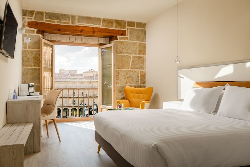 LUXURY, DOUBLE BED, PLAZA MAYOR VIEW