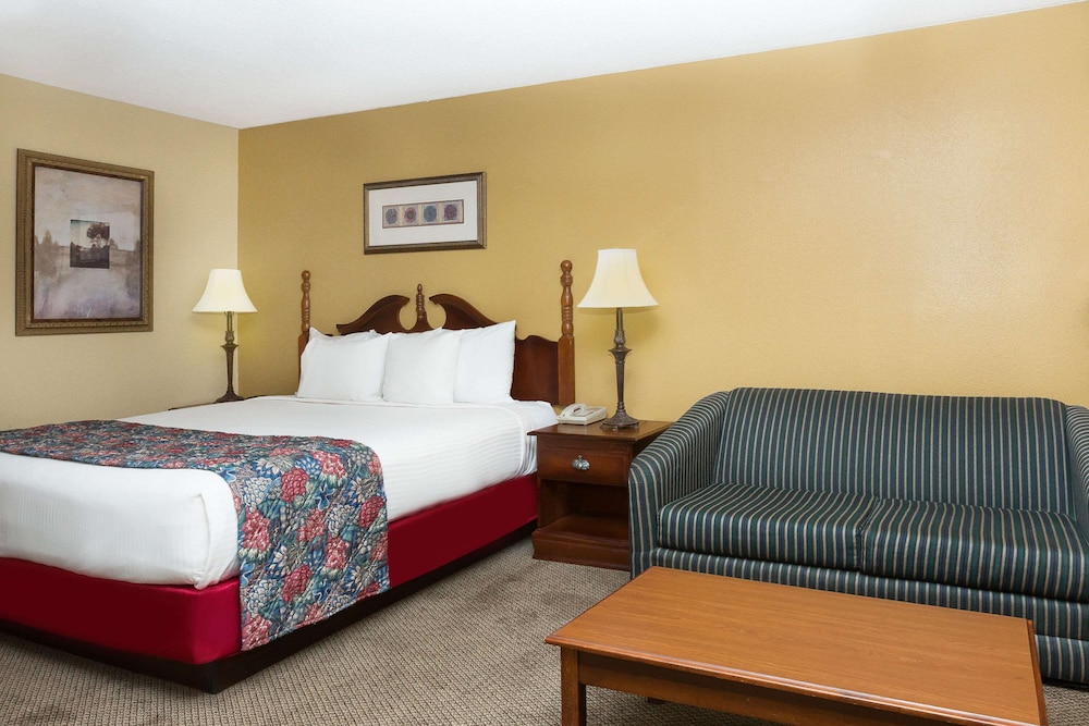 غرفة بسرير كوين، Days Inn by Wyndham Hoover Birmingham 2/10