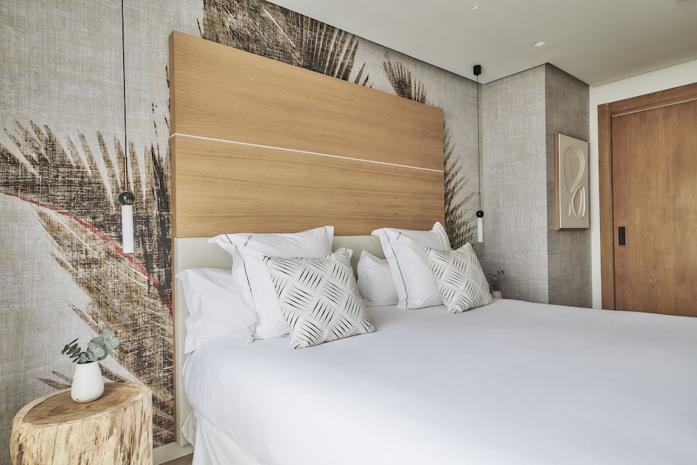 PLAZA, DELUXE, SUITE