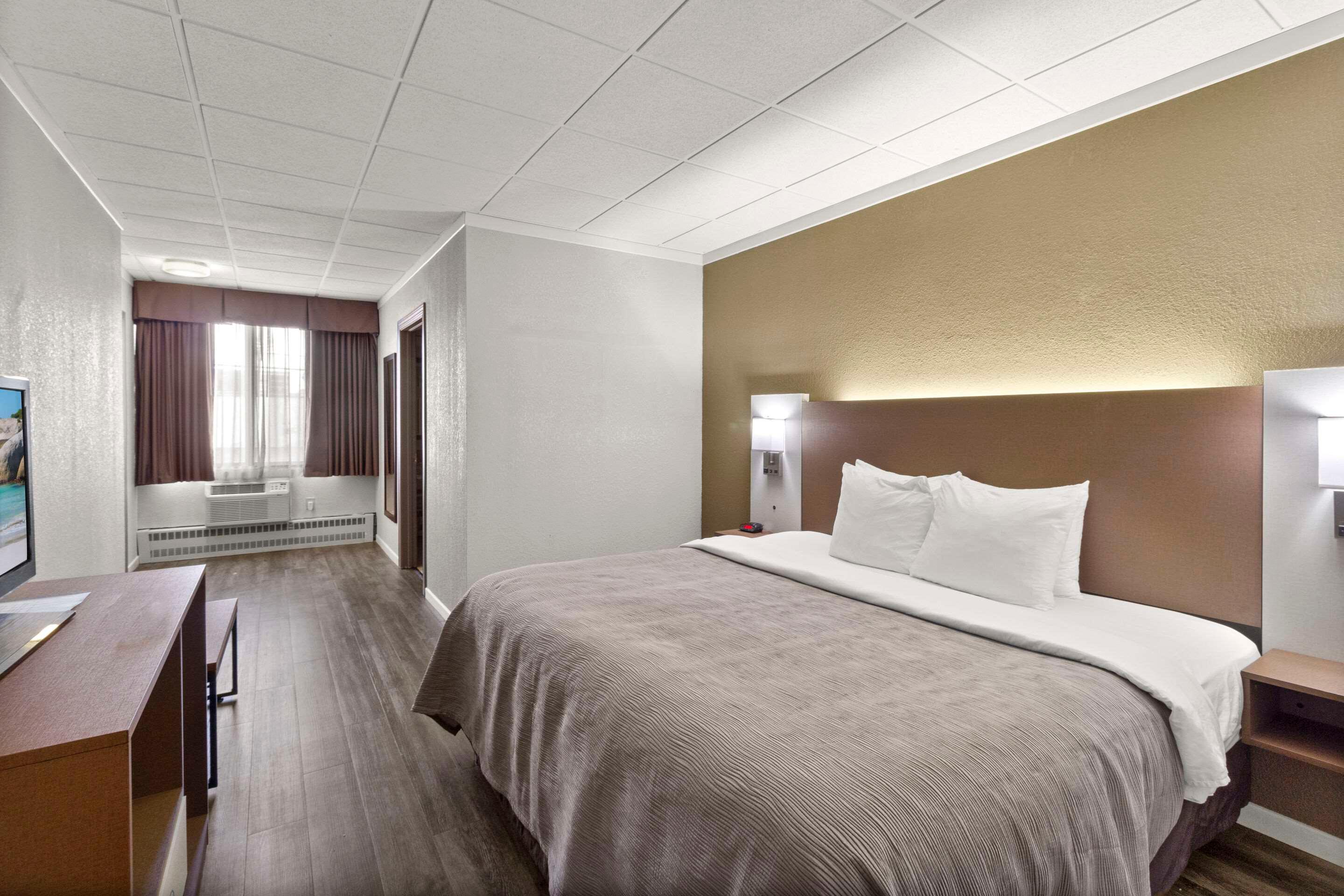 SUITE, KING BED