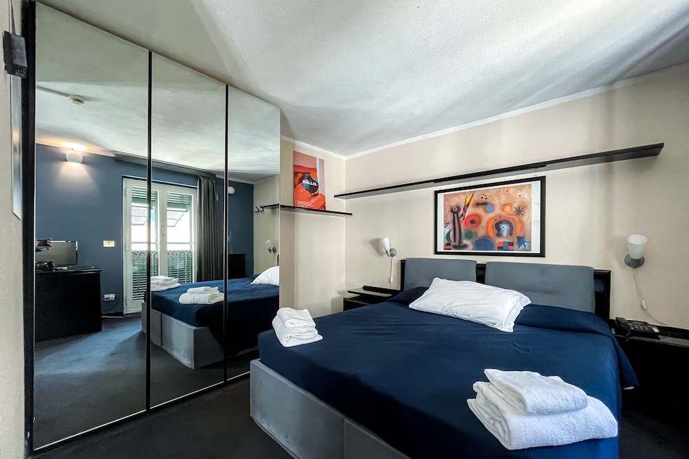 ROOM, DOUBLE BED