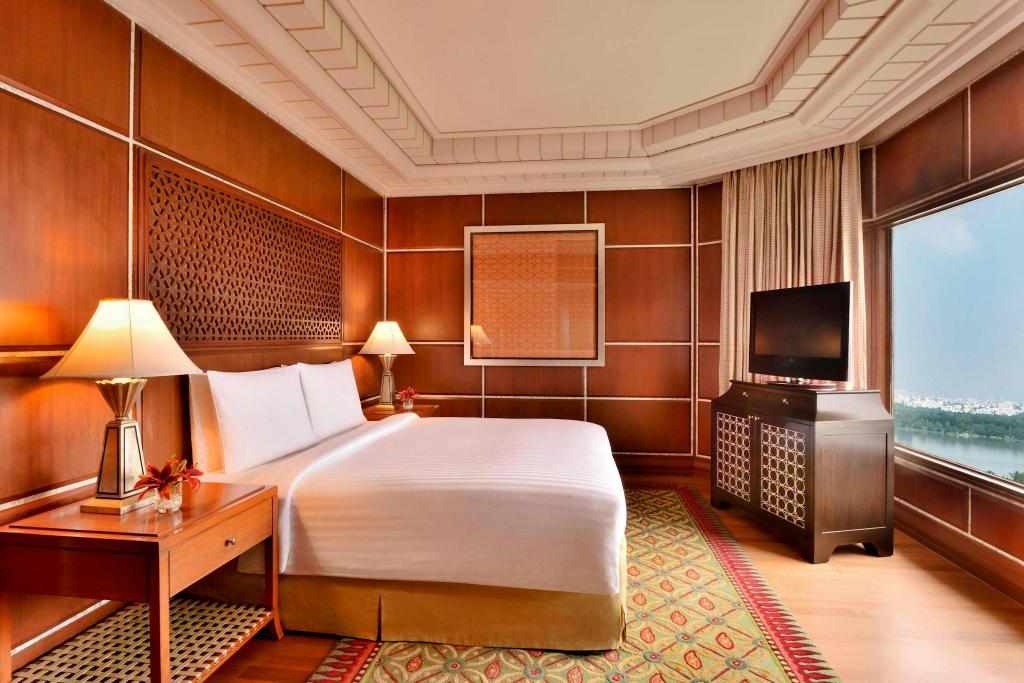 1 Bedroom, Presidential, Super, Suite, King Bed, Lake View, Executive Lounge Access