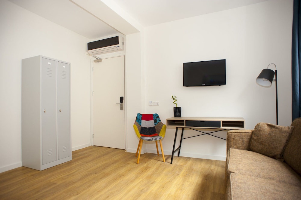 I Hotel 25/33
