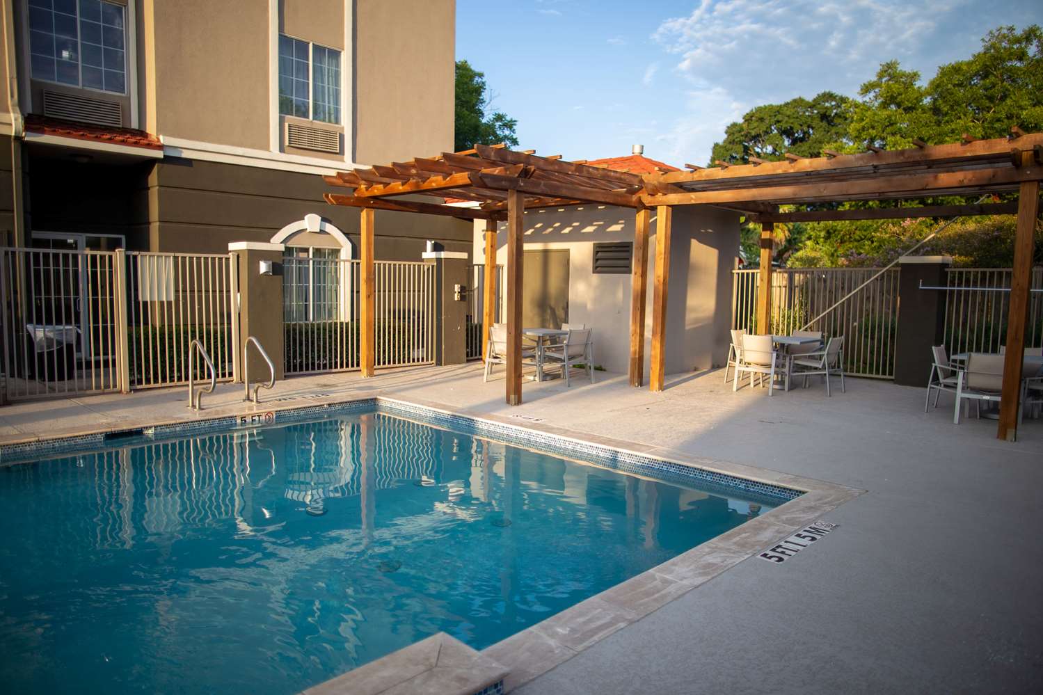 La Quinta Inn & Suites by Wyndham Houston East at Normandy 58/63