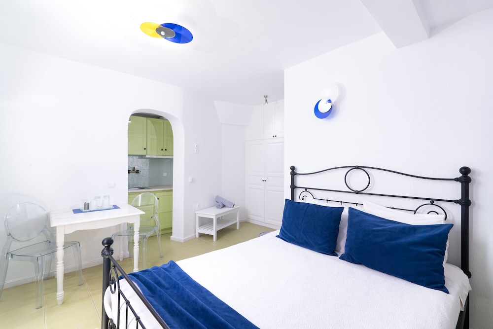 AVANT GARDE SUITES 22/82