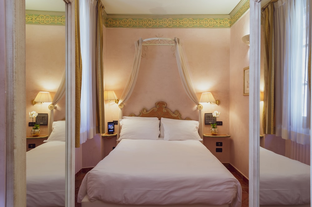 ROOM, DOUBLE BED, SMALL