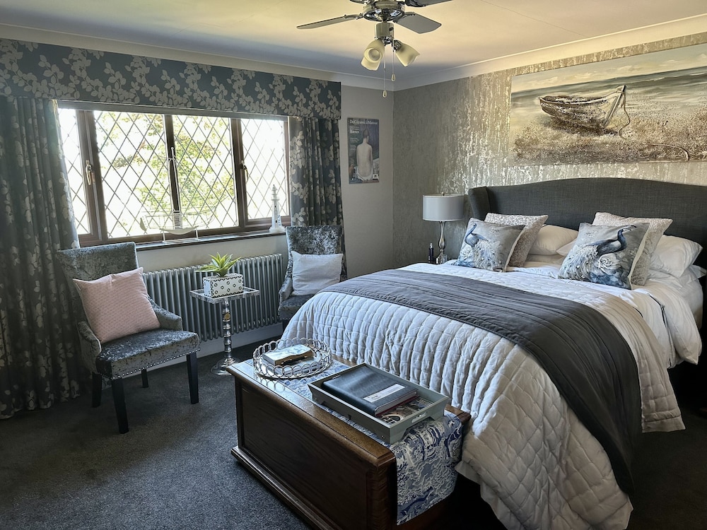 Peacock, Double Bed, Private Bathroom