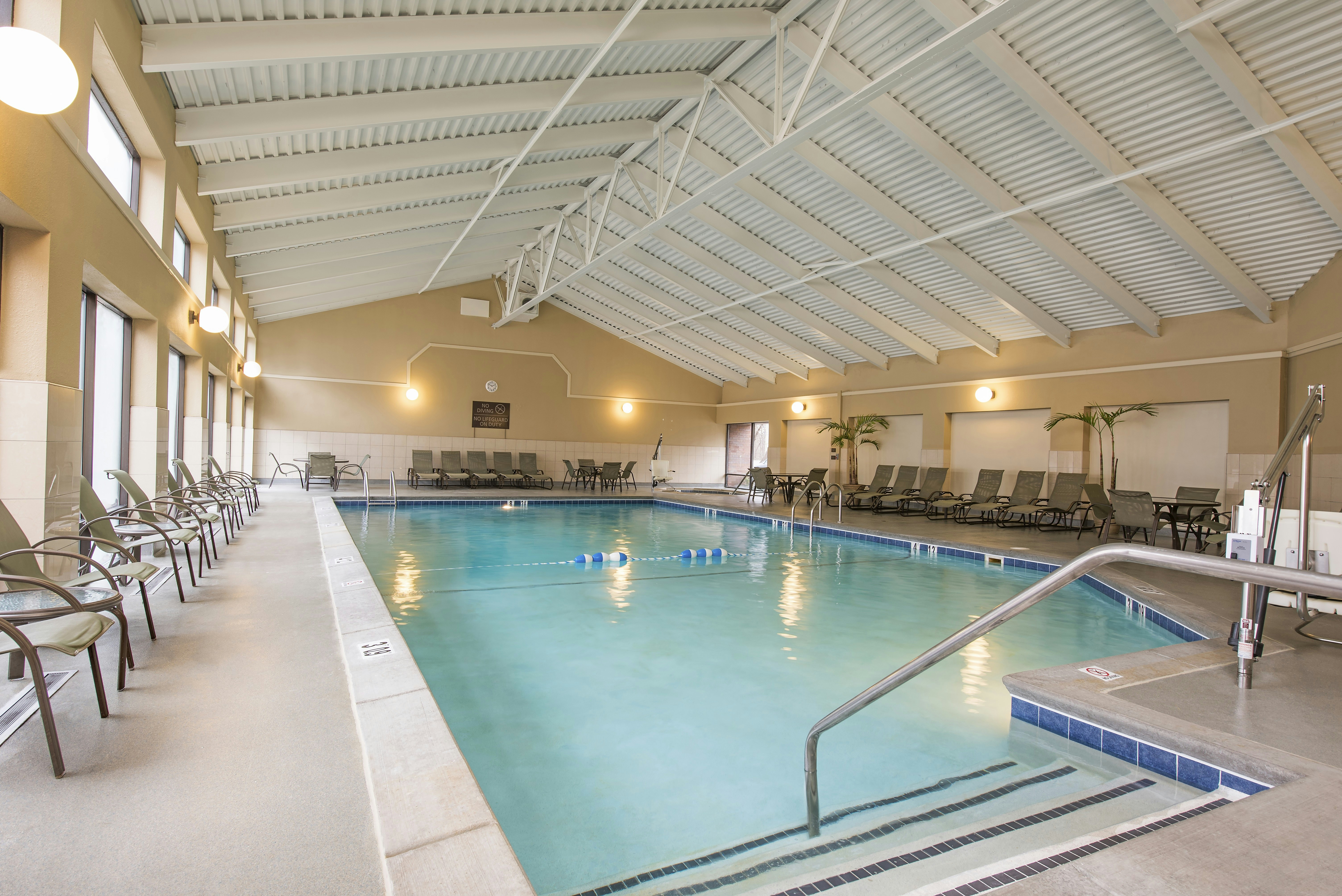 Doubletree By Hilton Hotel Grand Rapids Airport 14/53