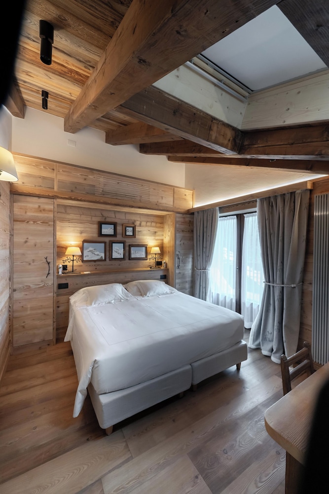 SUITE, SAUNA, HOT TUB