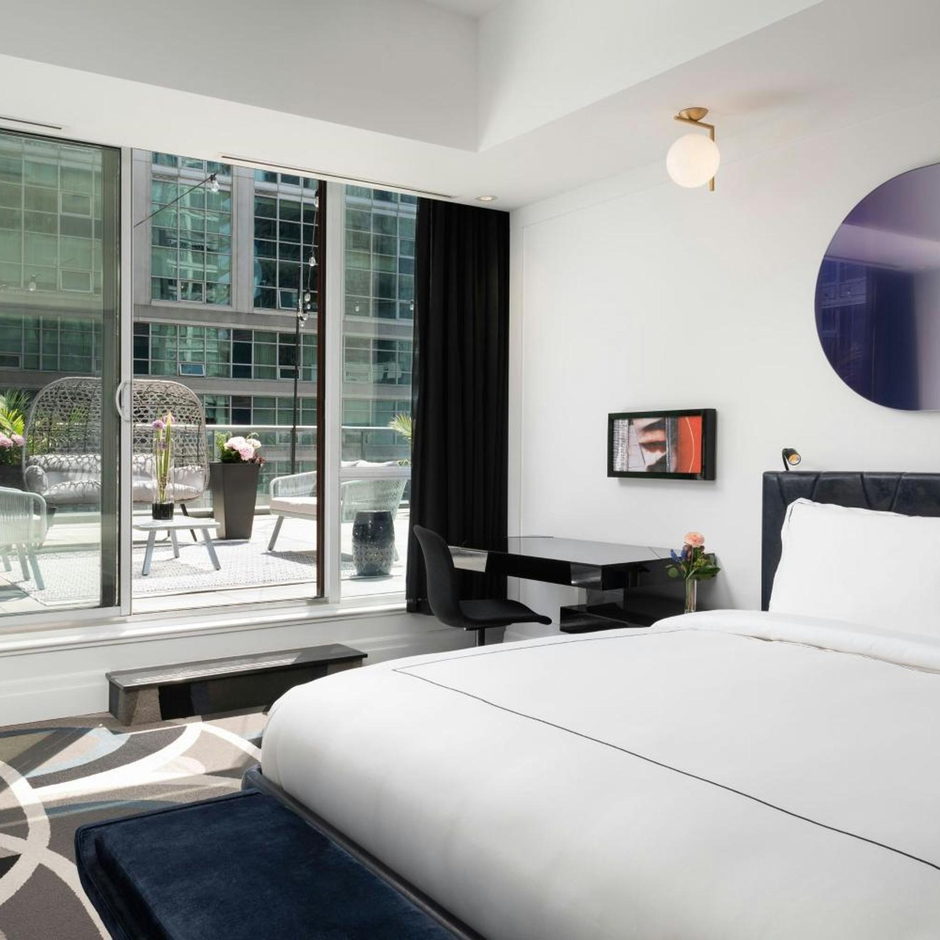 Marilyn, Suite, King Bed, City View, Patio