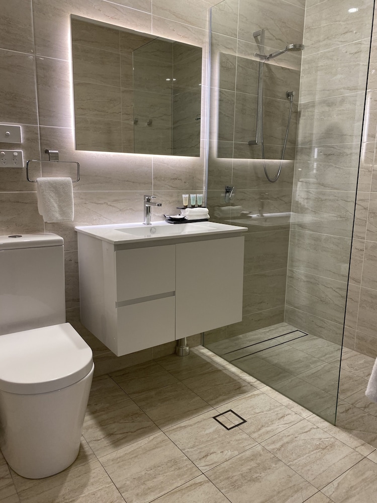 Belmore All-Suite Hotel 53/54
