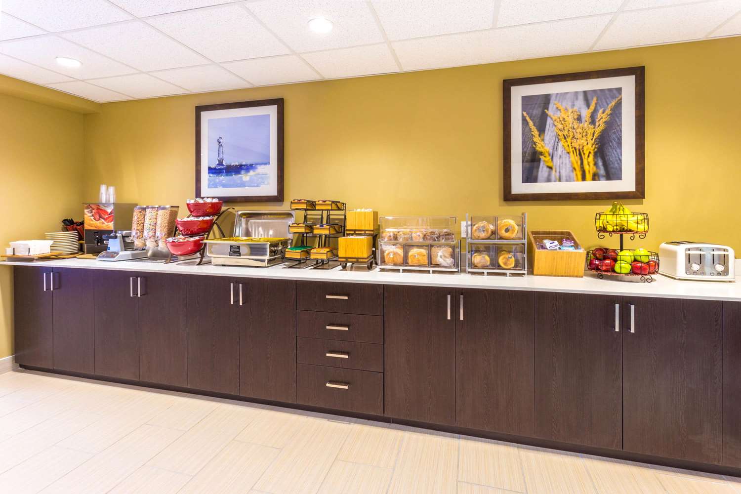 Microtel Inn And Suites By Wyndham Whitecourt 8/41