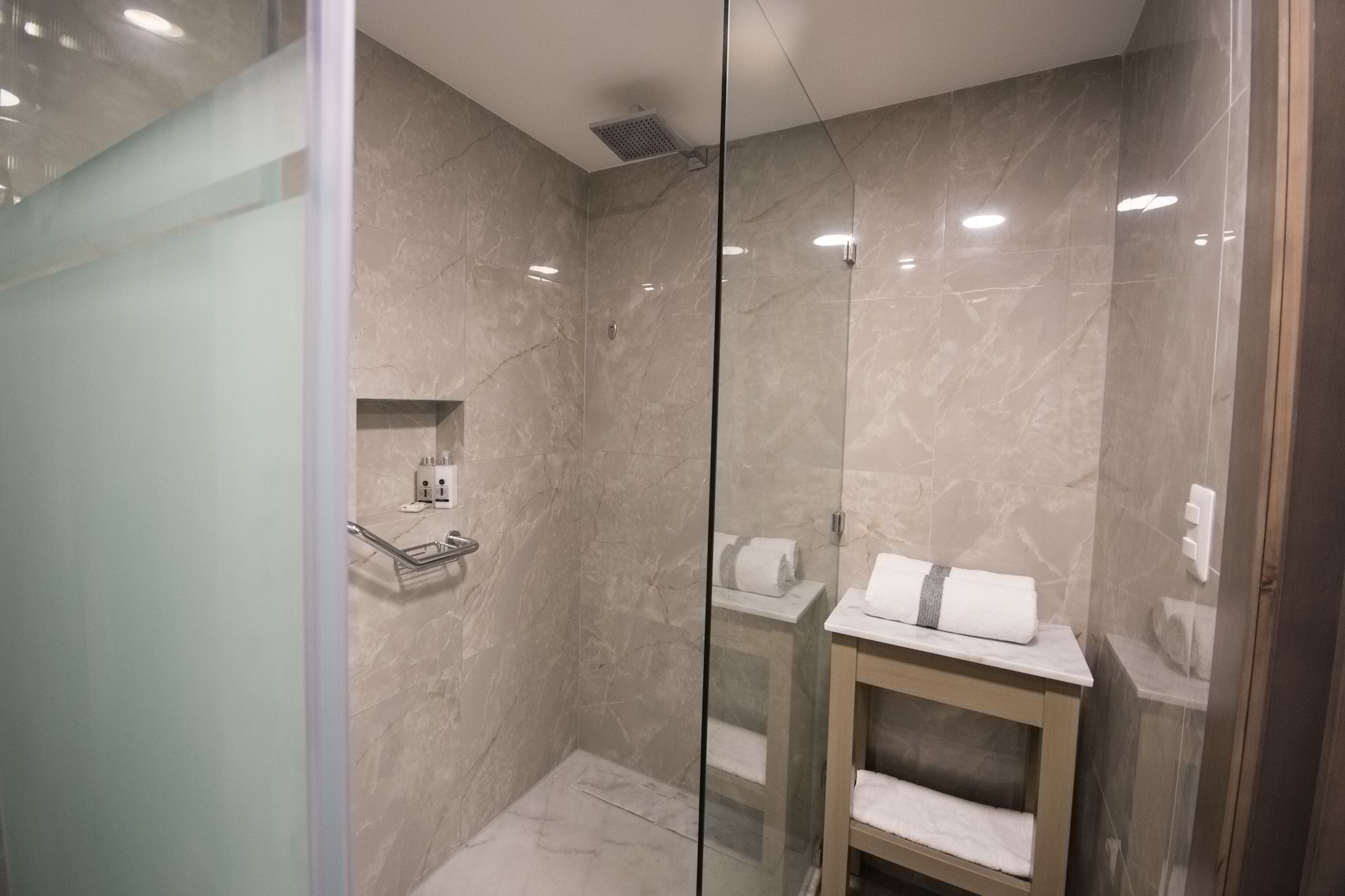 غرفة سيغنتشر بسريرين منفصلين بإطلالة على البحر