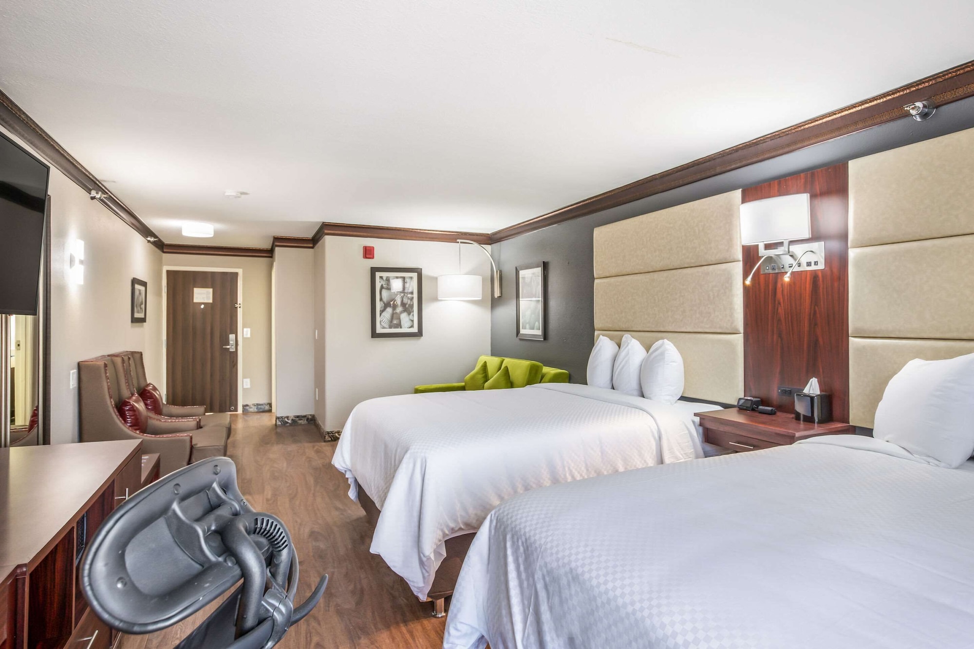 Upgrade, Suite, 2 Queen Beds 4/10