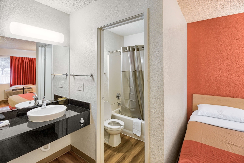 Motel6 Everett, WA - South 17/39