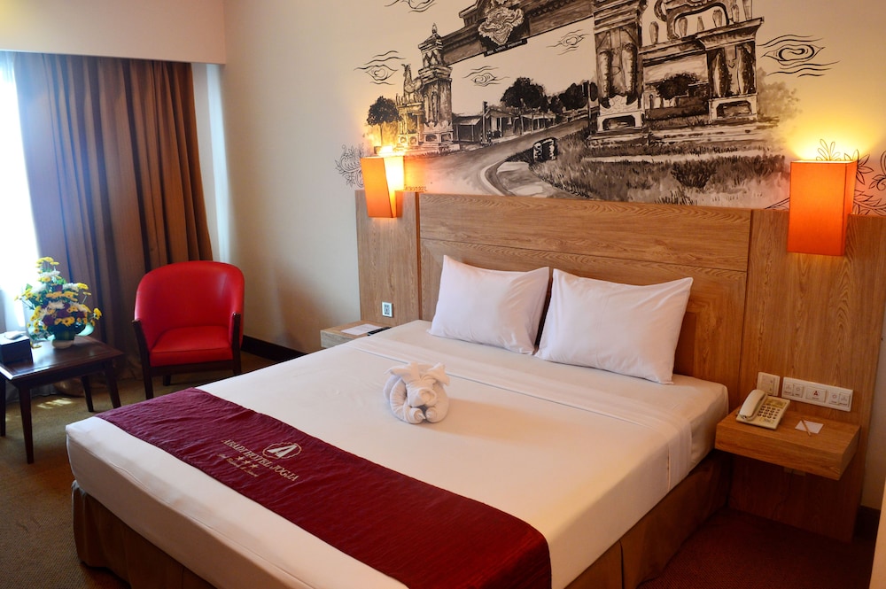 DELUXE, DOUBLE OR TWIN BED