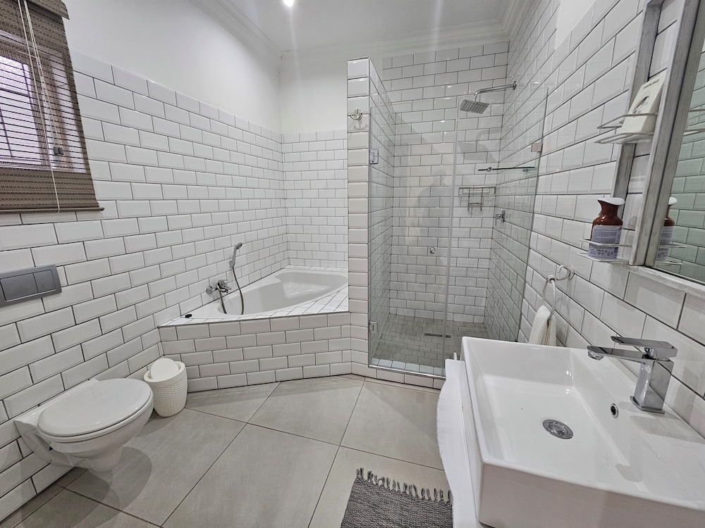 Lalapanzi Guest House 50/50