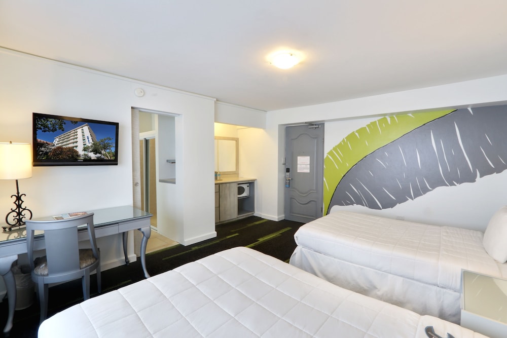 STANDARD, 2 DOUBLE BEDS
