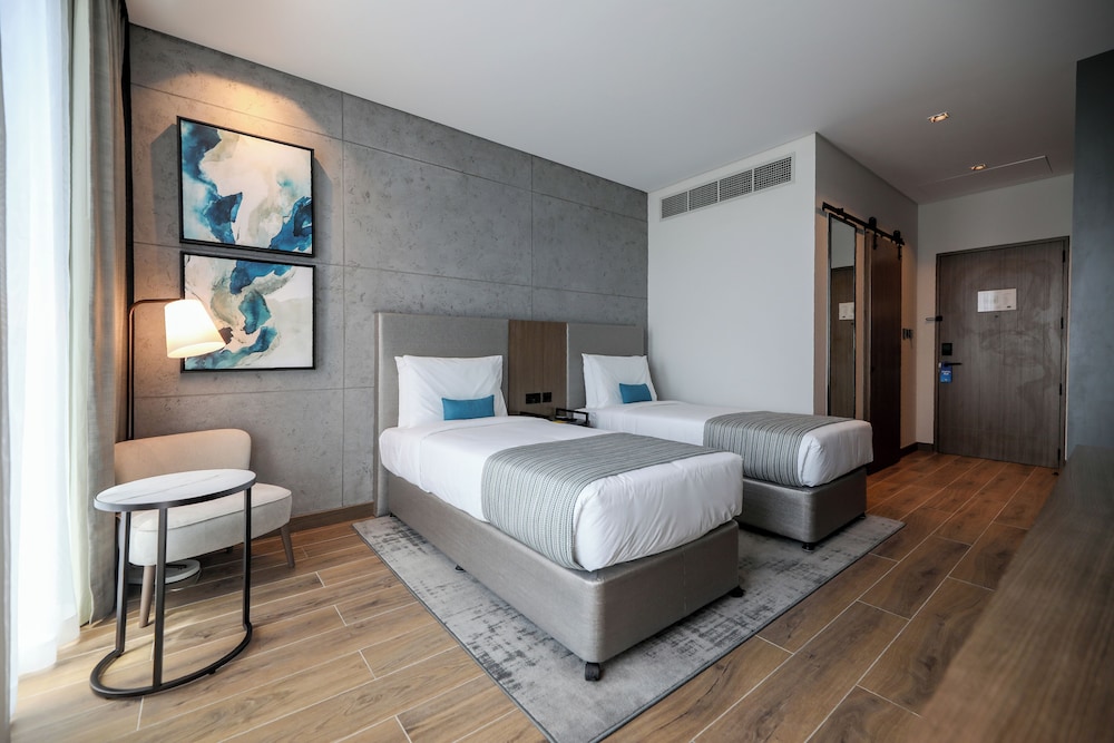 DELUXE, TWIN BEDS