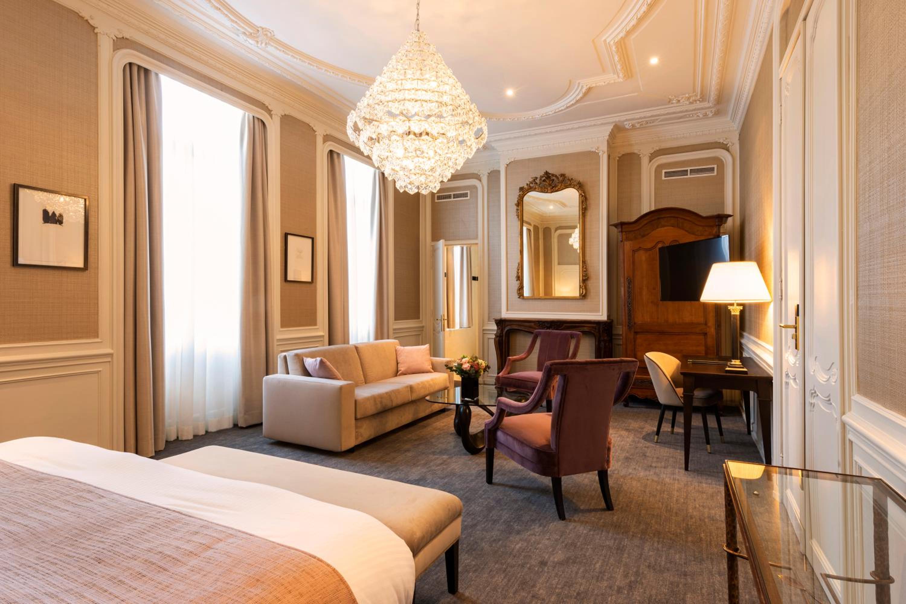 Royal, Arch, Suite, King Bed