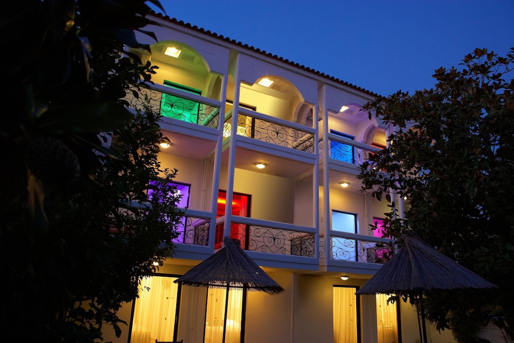 Kamari Beach Hotel 4/65