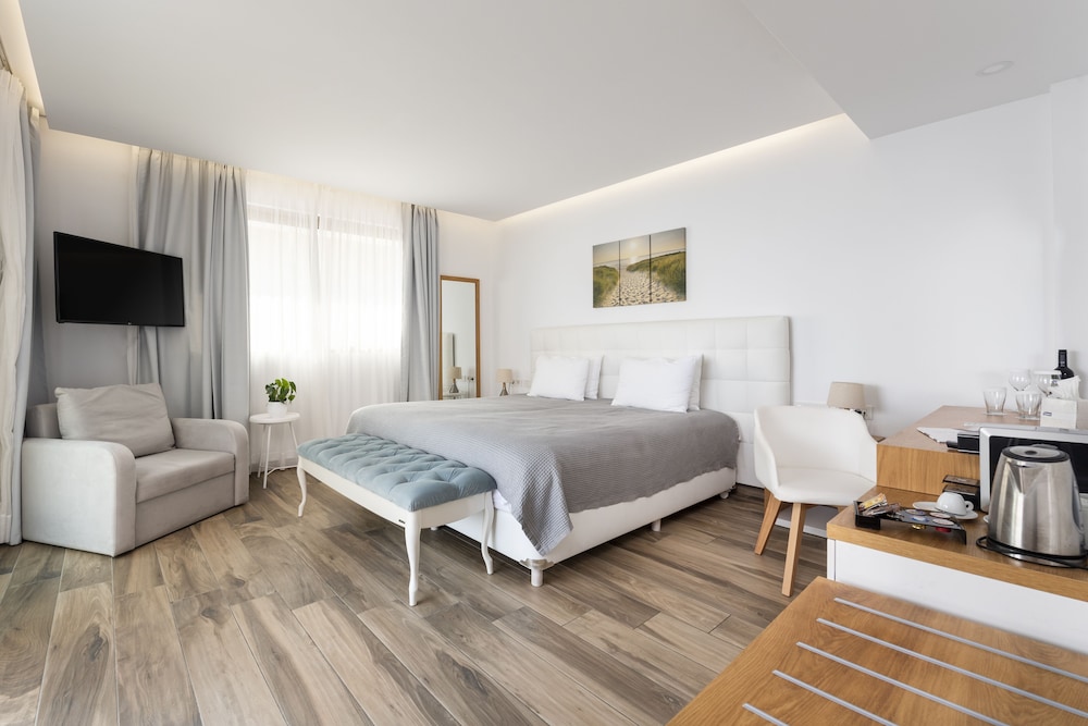 White Rock Of Kos - Adults Only 19/62