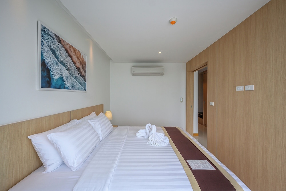 2 Bedrooms, King and Twin Beds, Pool Access