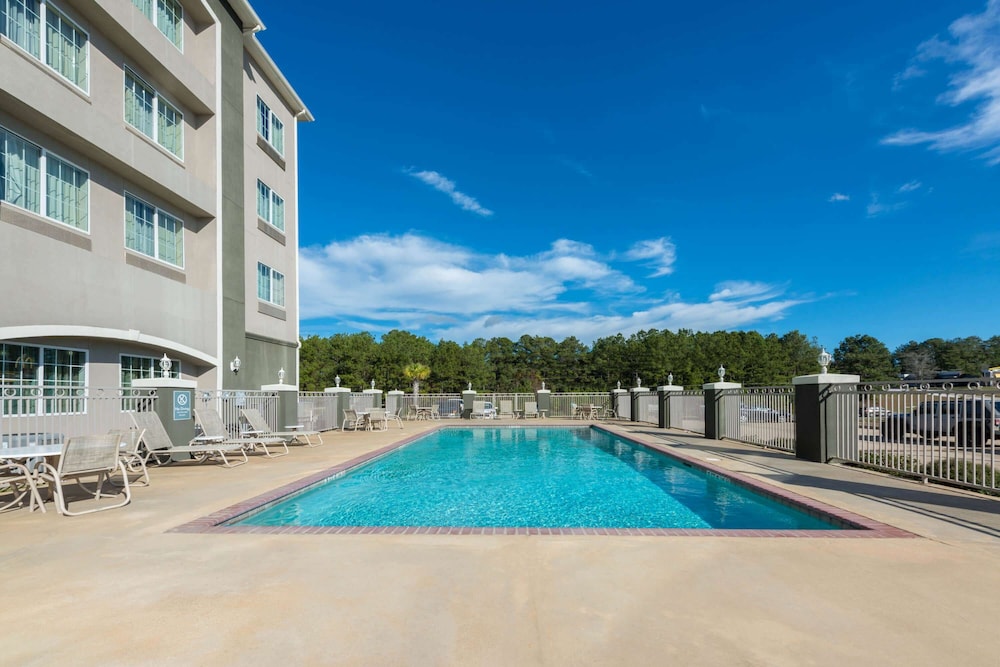 La Quinta Inn & Suites by Wyndham Leesville Ft. Polk 6/50