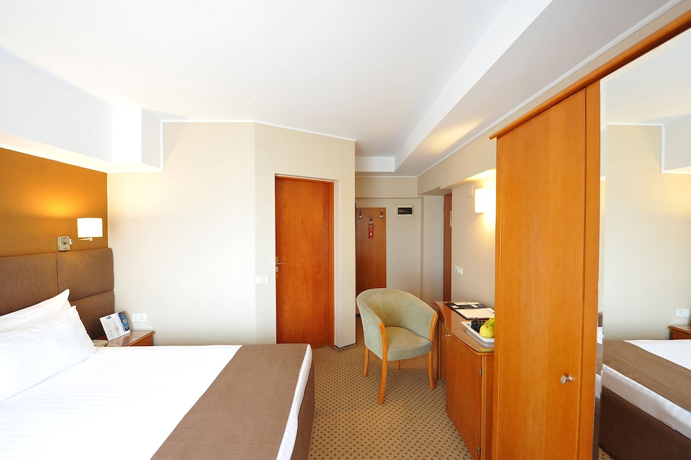 Crystal Palace Hotel 22/67