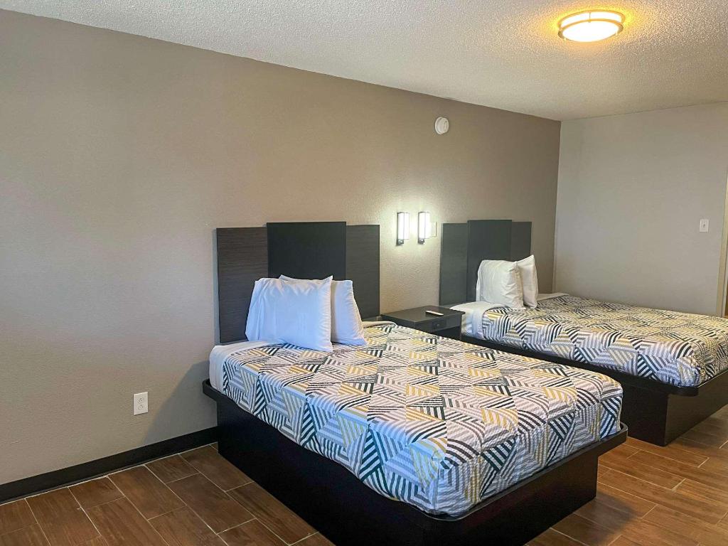 2 Full Beds - Non-Smoking, Micfridge
