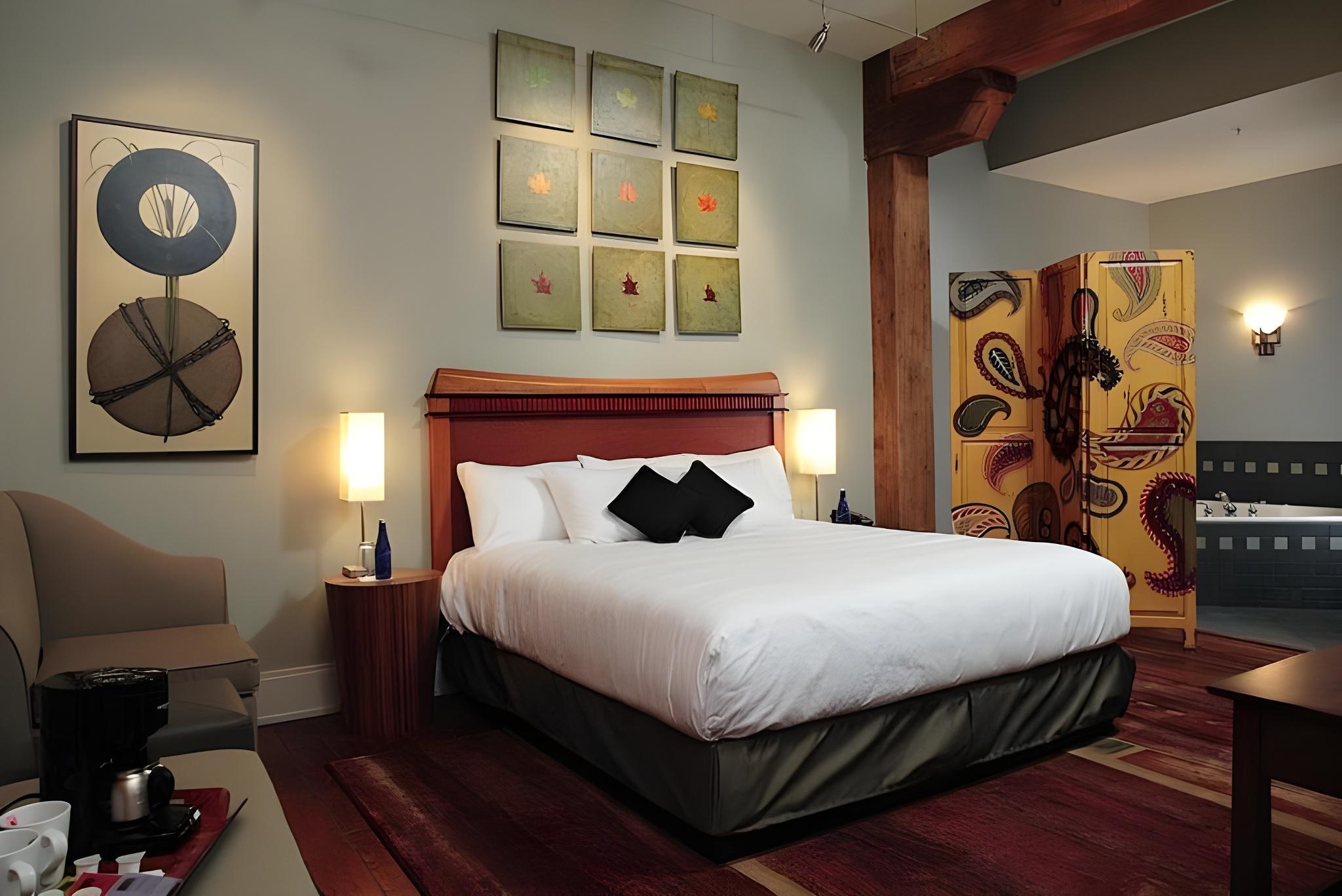 ART, SUITE, KING BED