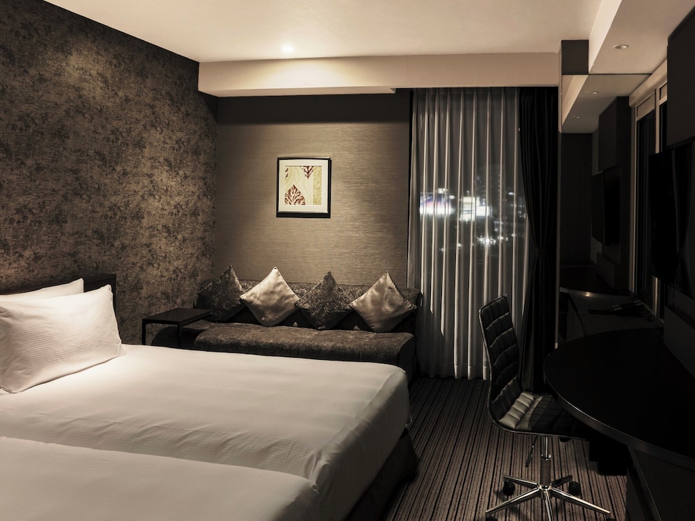 RESIDENCE, TWIN BEDS, SOFA