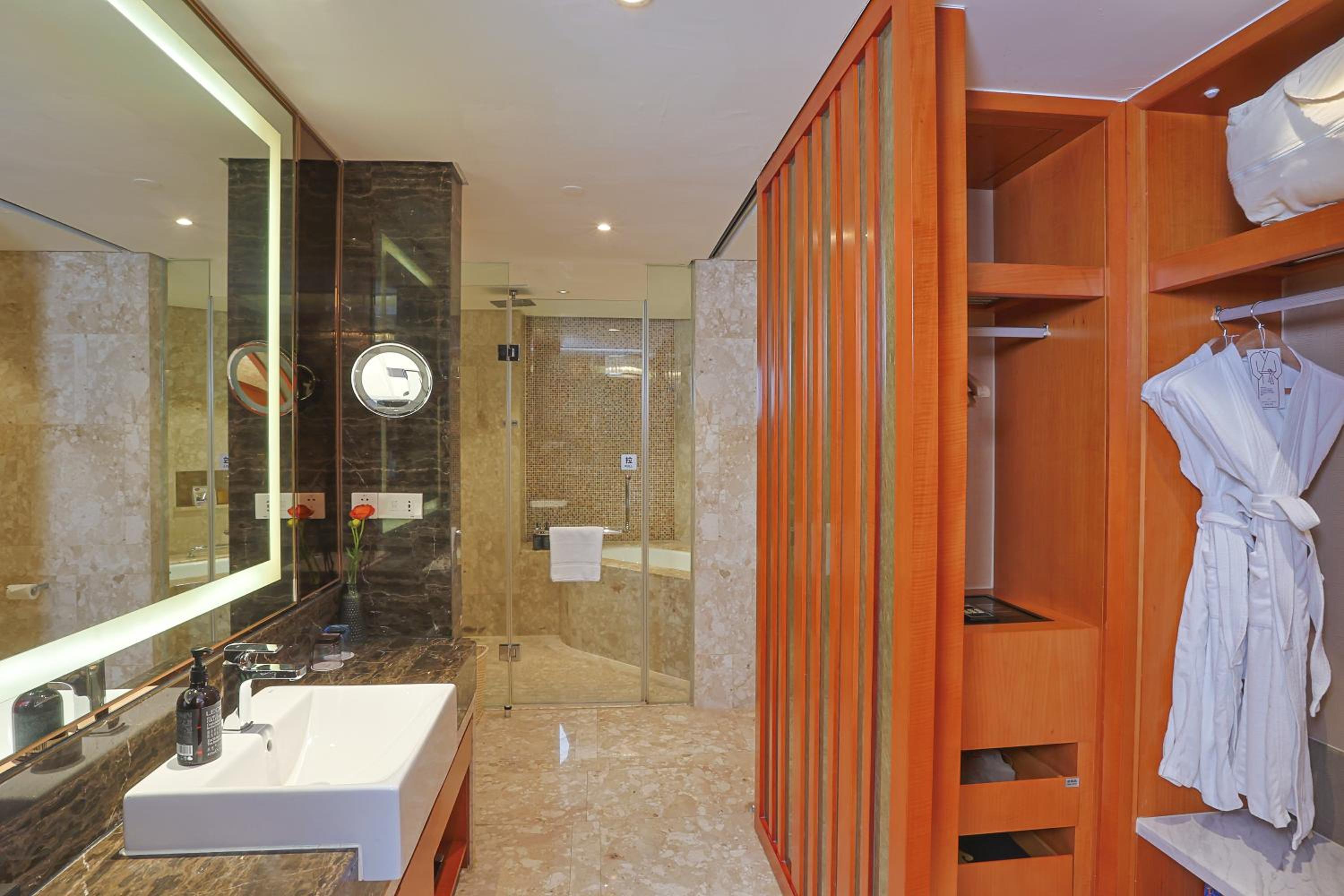 غرفة ديلوكس بسرير كينج وسرير كوين بإطلالة على النهر، Yiwu Shangcheng Hotel 3/8