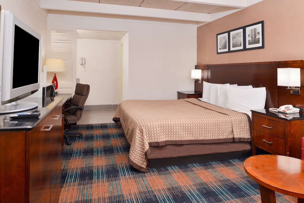 ROOM, KING BED