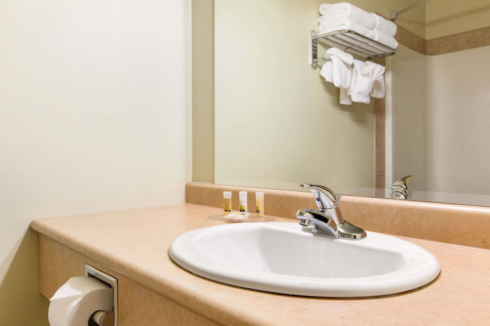 Days Inn by Wyndham Chetwynd 14/27