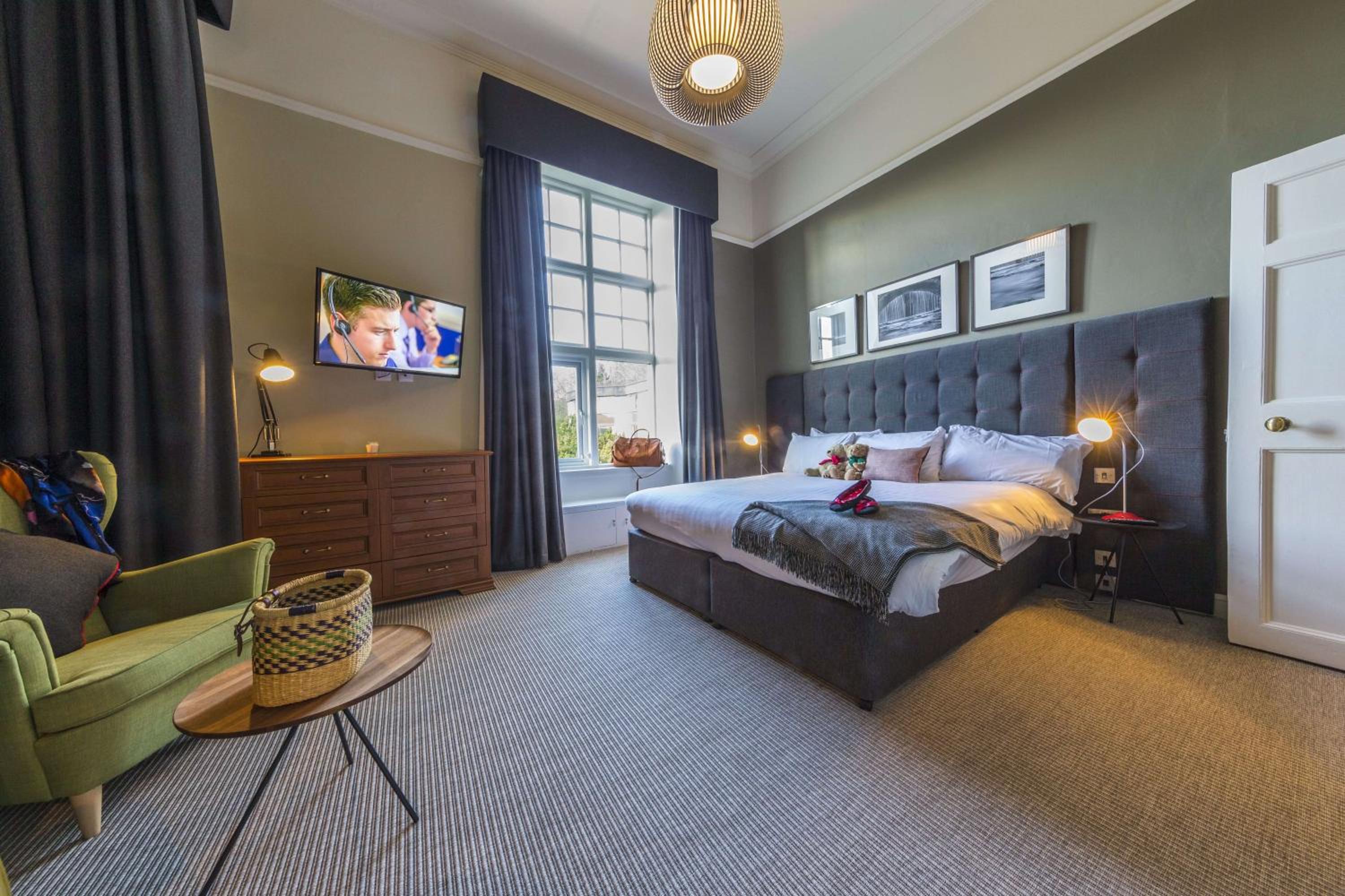 Feature, Double or Twin Bed